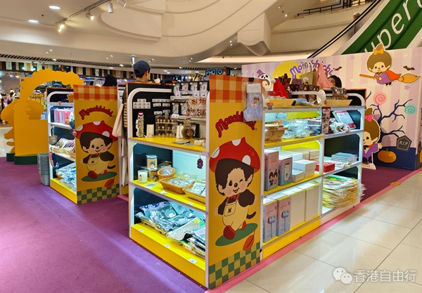 香港萬圣狂歡 Monchhichi萌趣萬圣節 × 療愈秋期間限定店，打造奇幻家居體驗